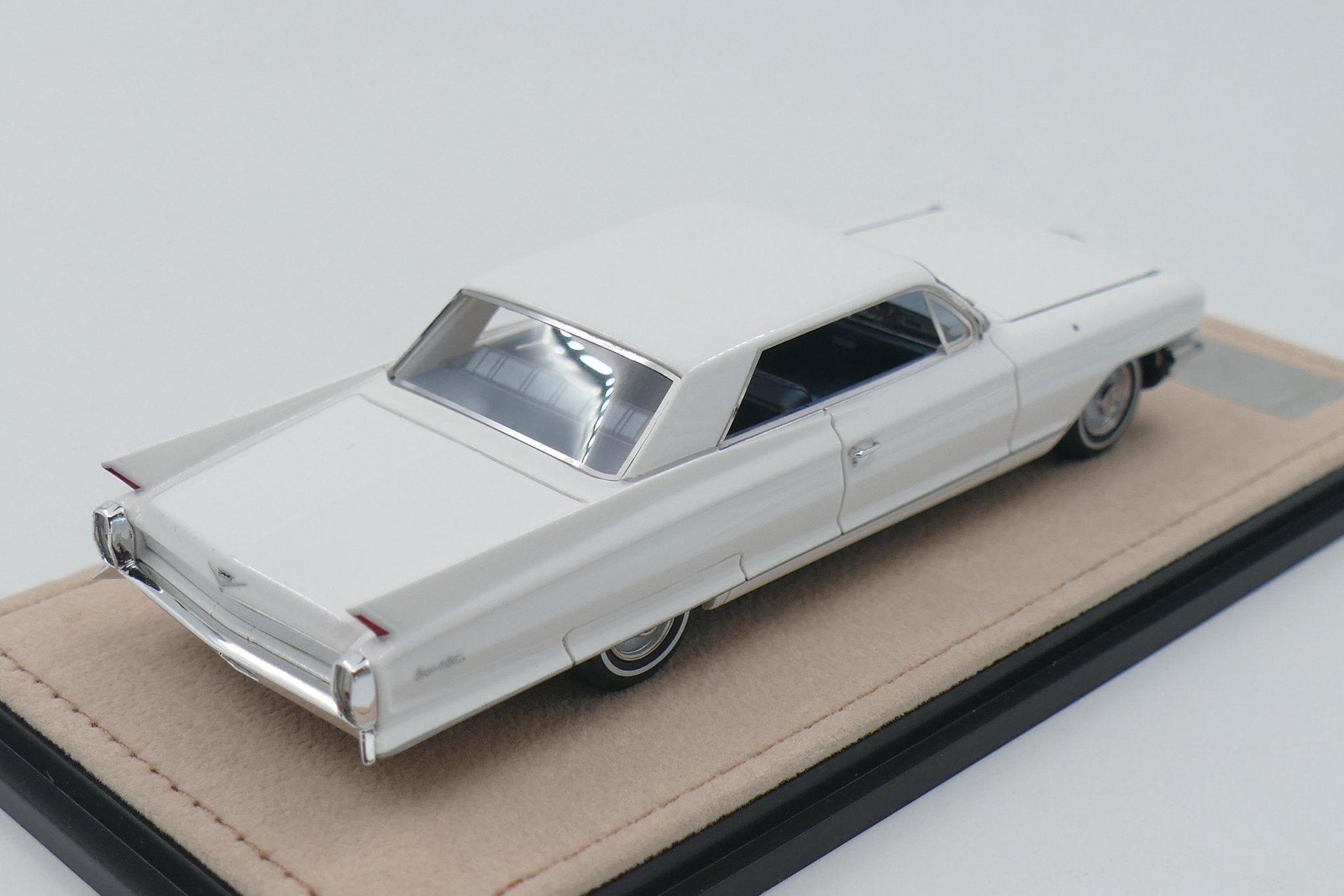 1962 Cadillac Coupe de Ville – Olympic White 1:43