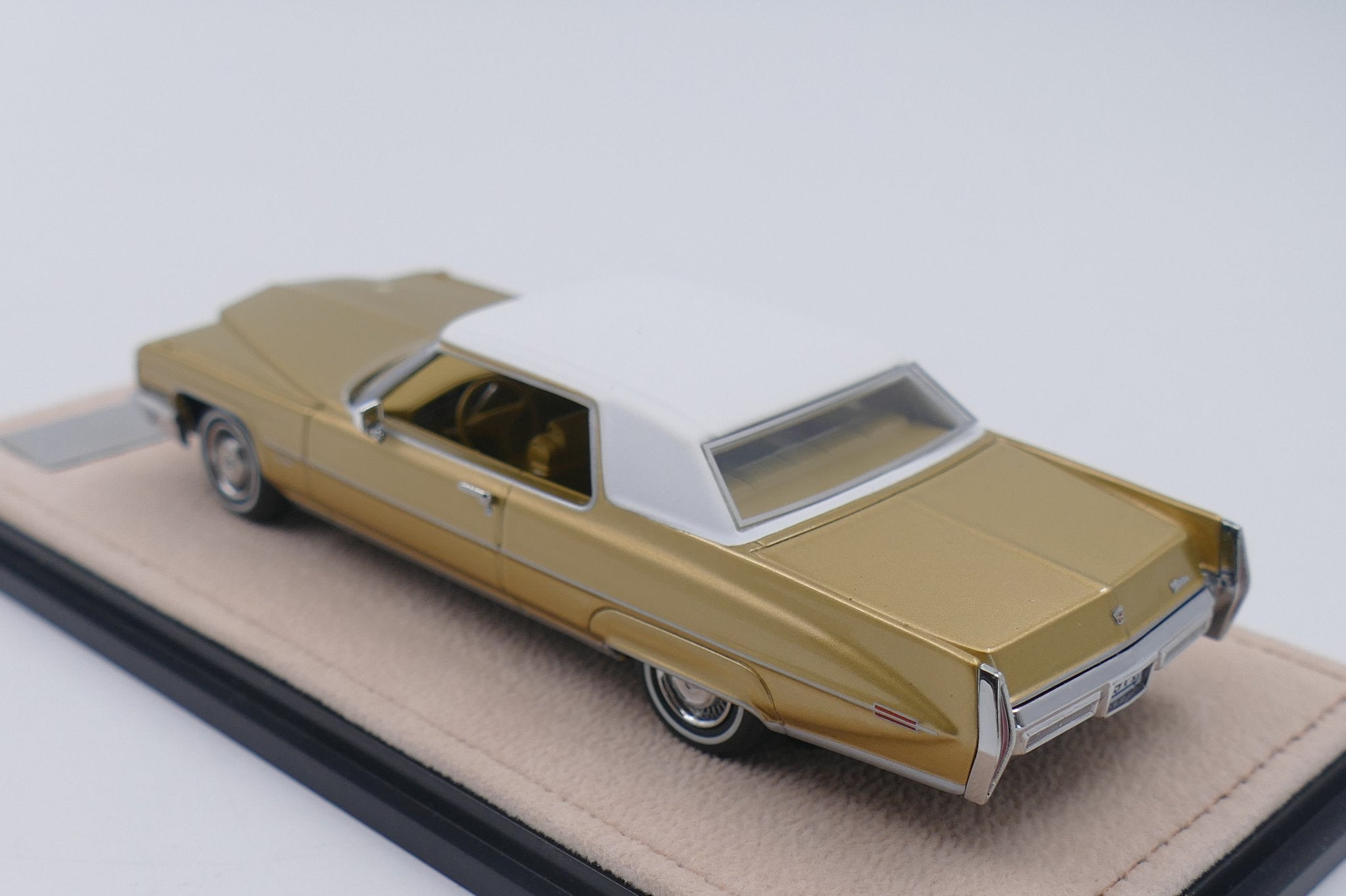 1971 Cadillac Coupe de Ville – Duchess Gold Metallic 1:43