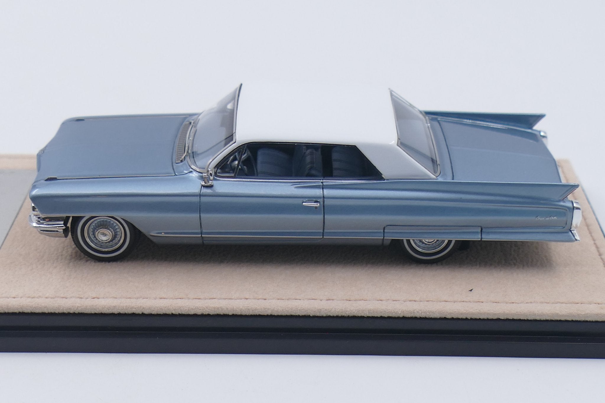 1962 Cadillac Coupe de Ville – Newport Blue Metallic 1:43