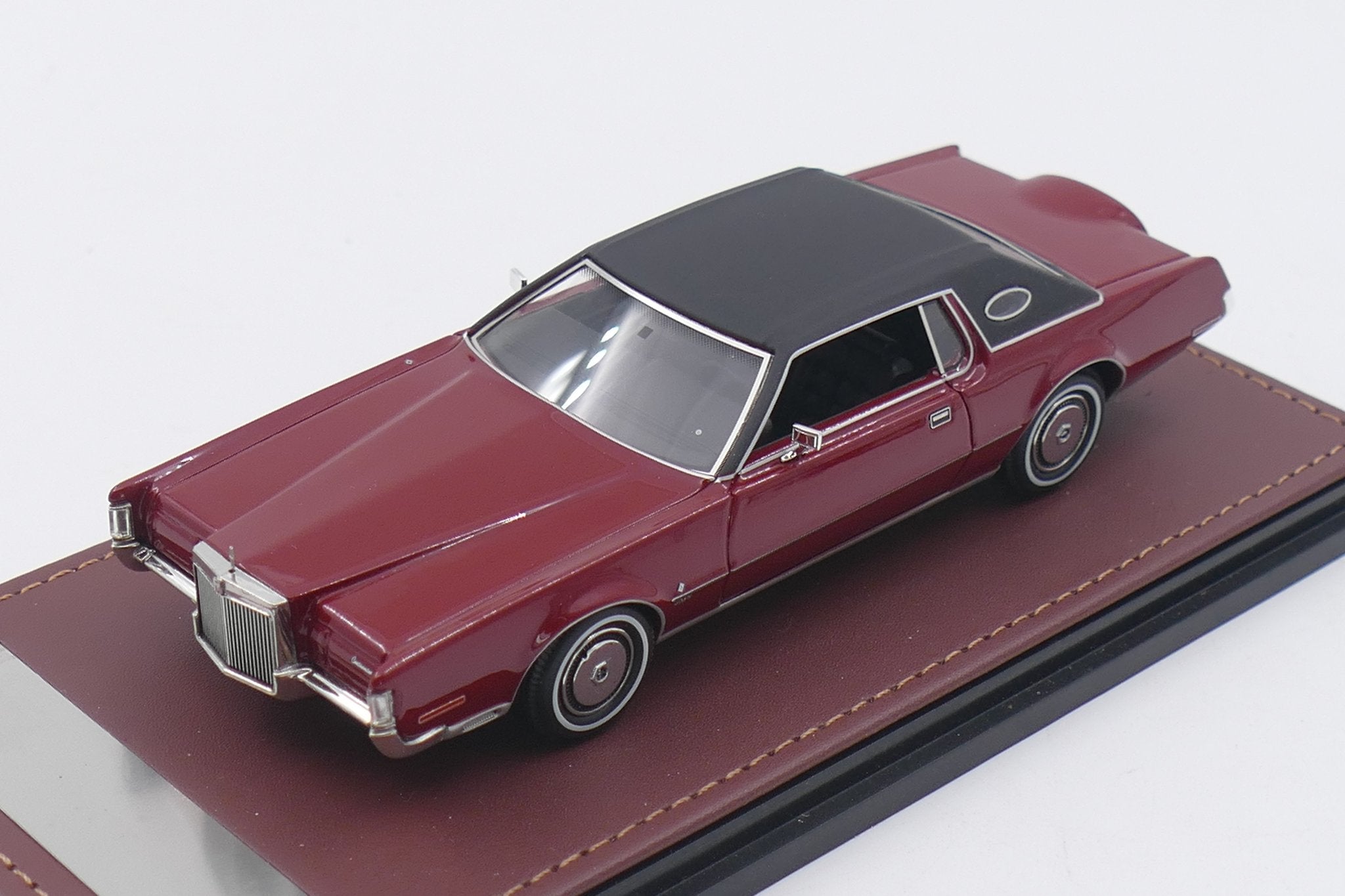 1972 Lincoln Continental Mark IV – Red Moondust Poly 1:43