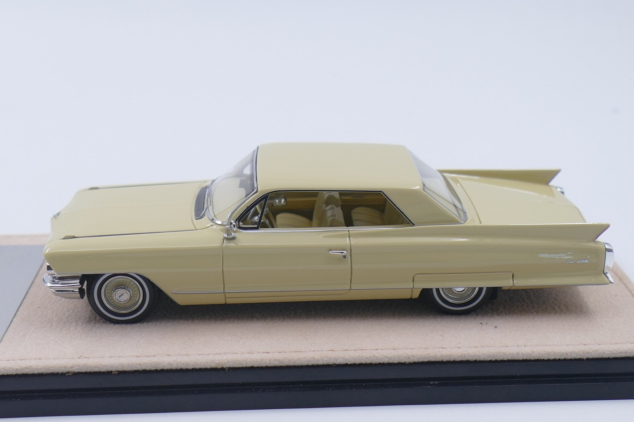 1962 Cadillac Coupe de Ville – Maize 1:43