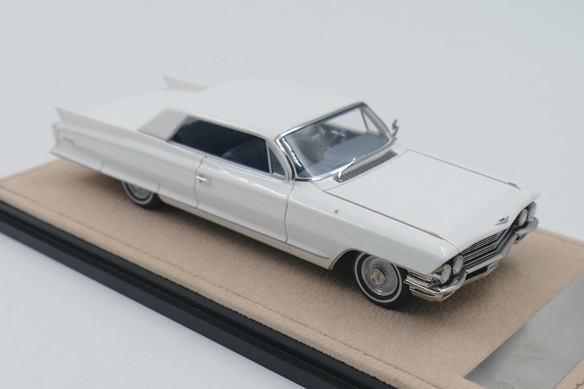 1962 Cadillac Coupe de Ville – Olympic White 1:43