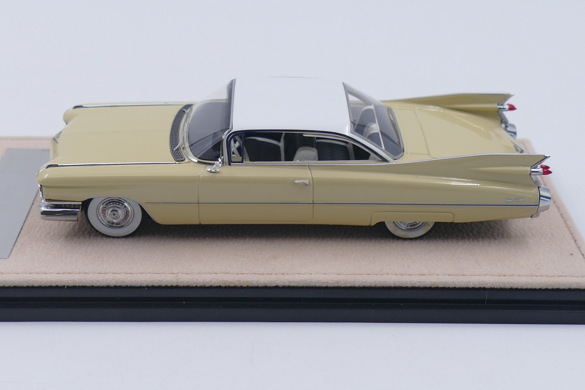 1959 Cadillac Coupe de Ville – Gotham Gold 1:43