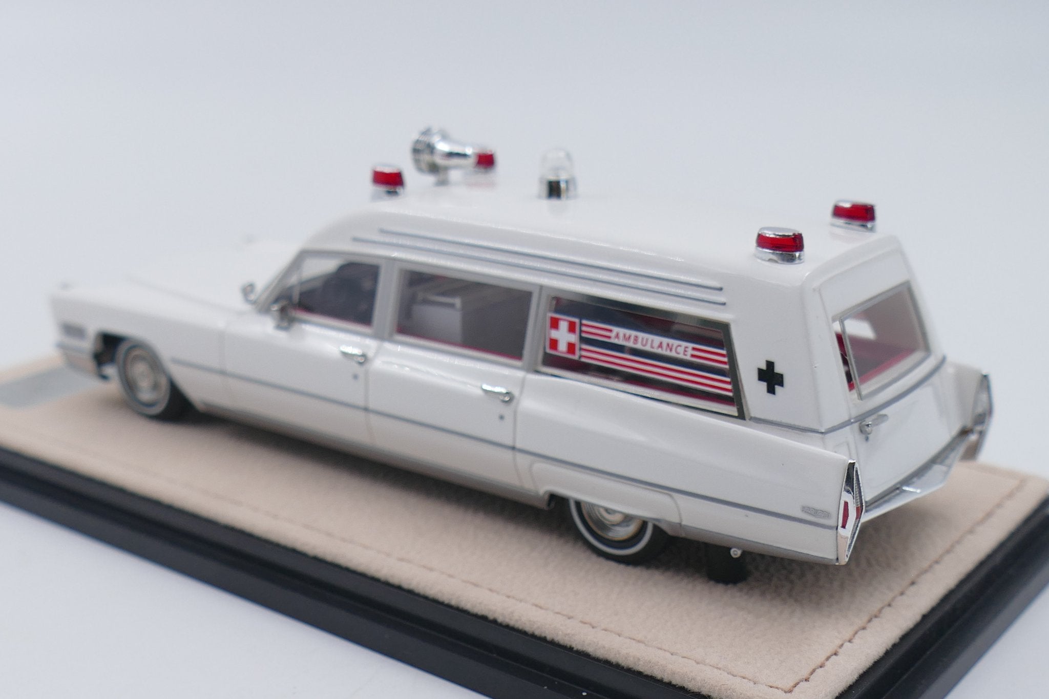 1968 Cadillac Miller-Meteor Ambulance – White 1:43