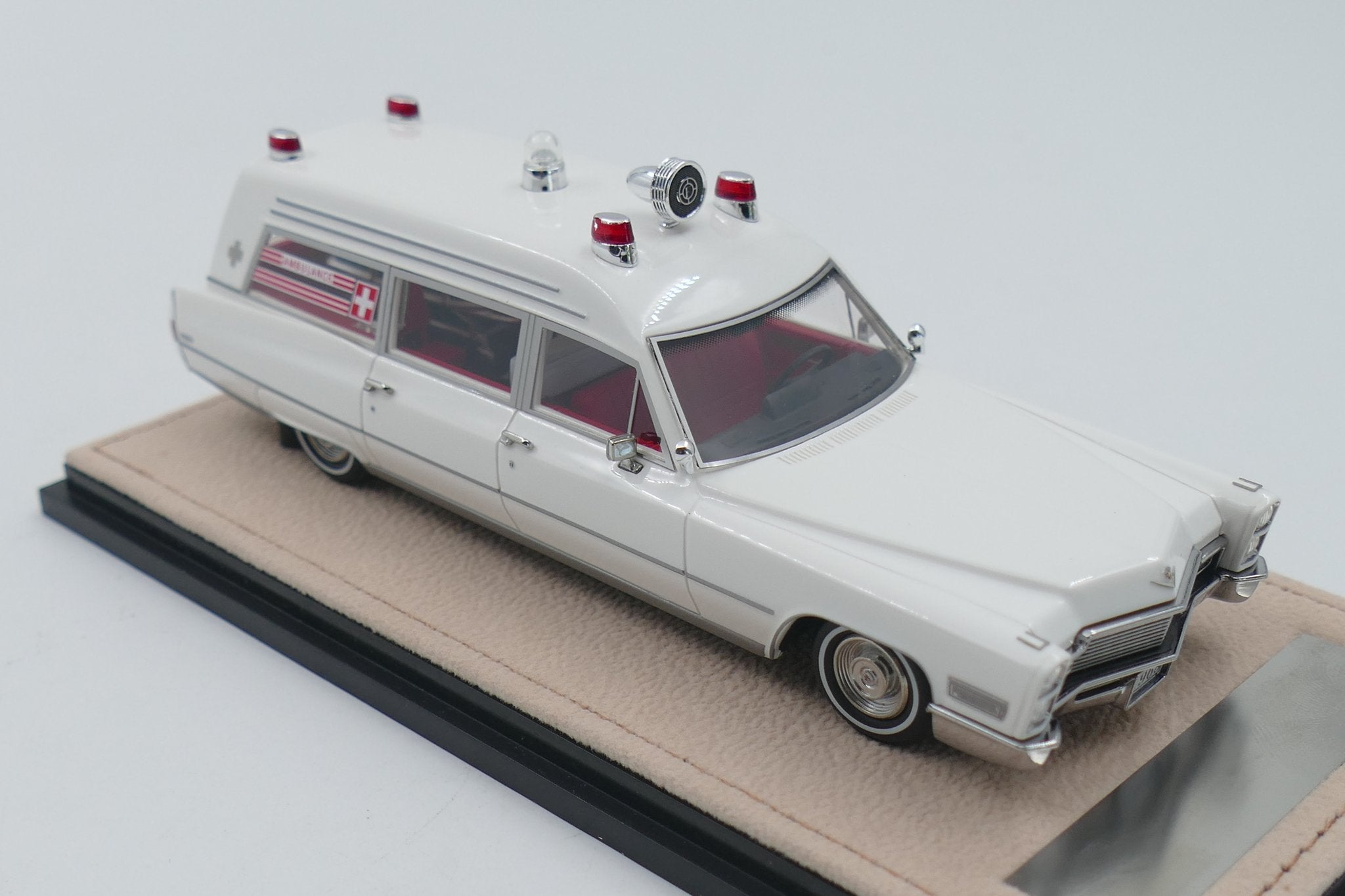 1968 Cadillac Miller-Meteor Ambulance – White 1:43