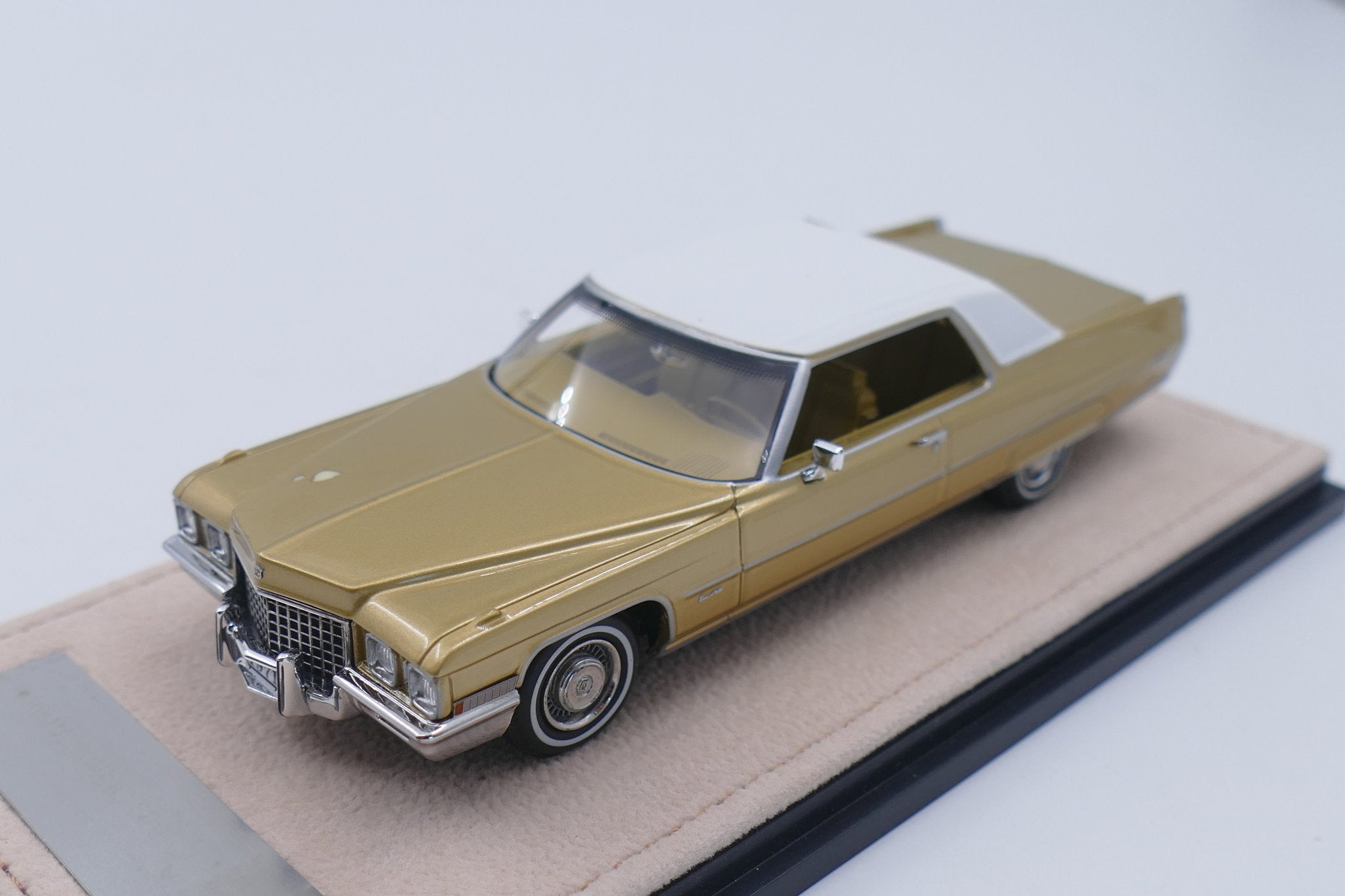 1971 Cadillac Coupe de Ville – Duchess Gold Metallic 1:43
