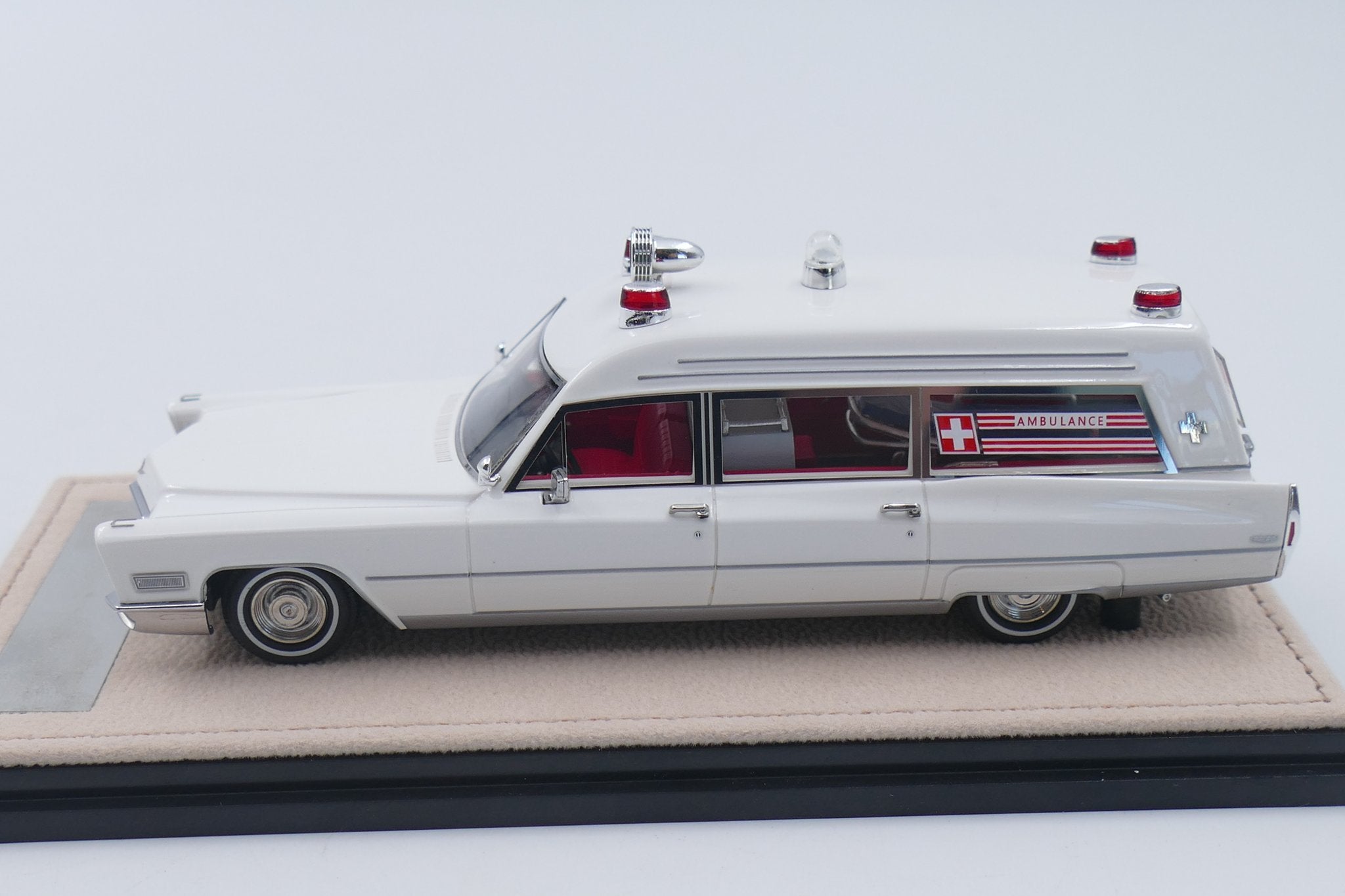 1968 Cadillac Miller-Meteor Ambulance – White 1:43