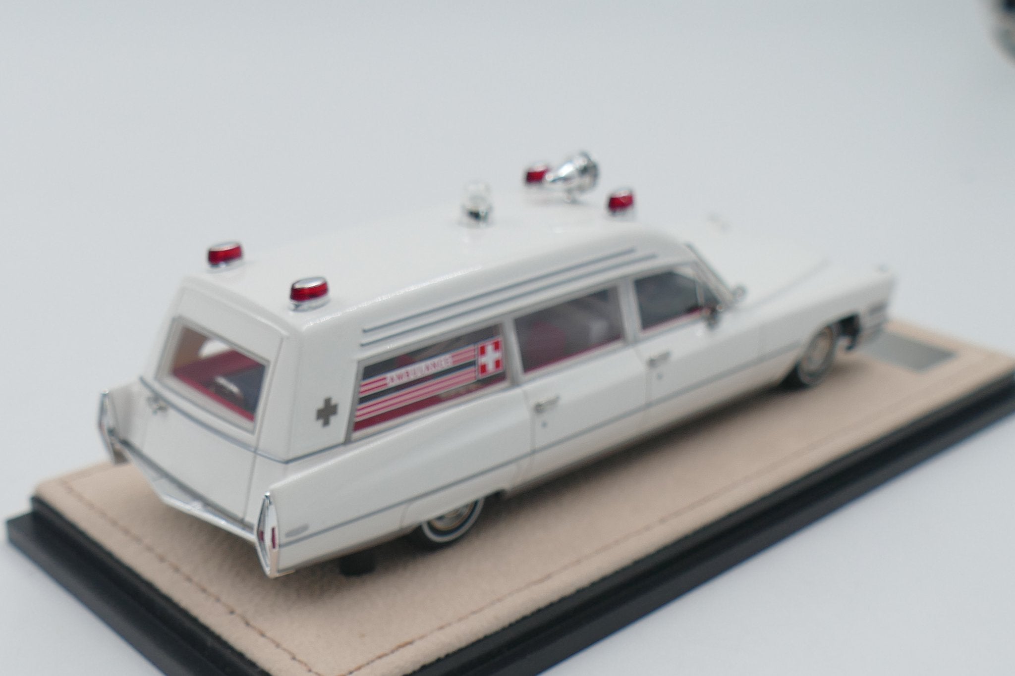 1968 Cadillac Miller-Meteor Ambulance – White 1:43