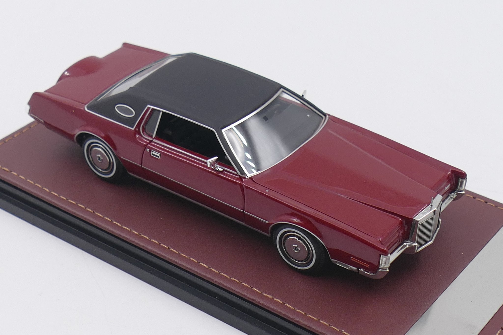 1972 Lincoln Continental Mark IV – Red Moondust Poly 1:43