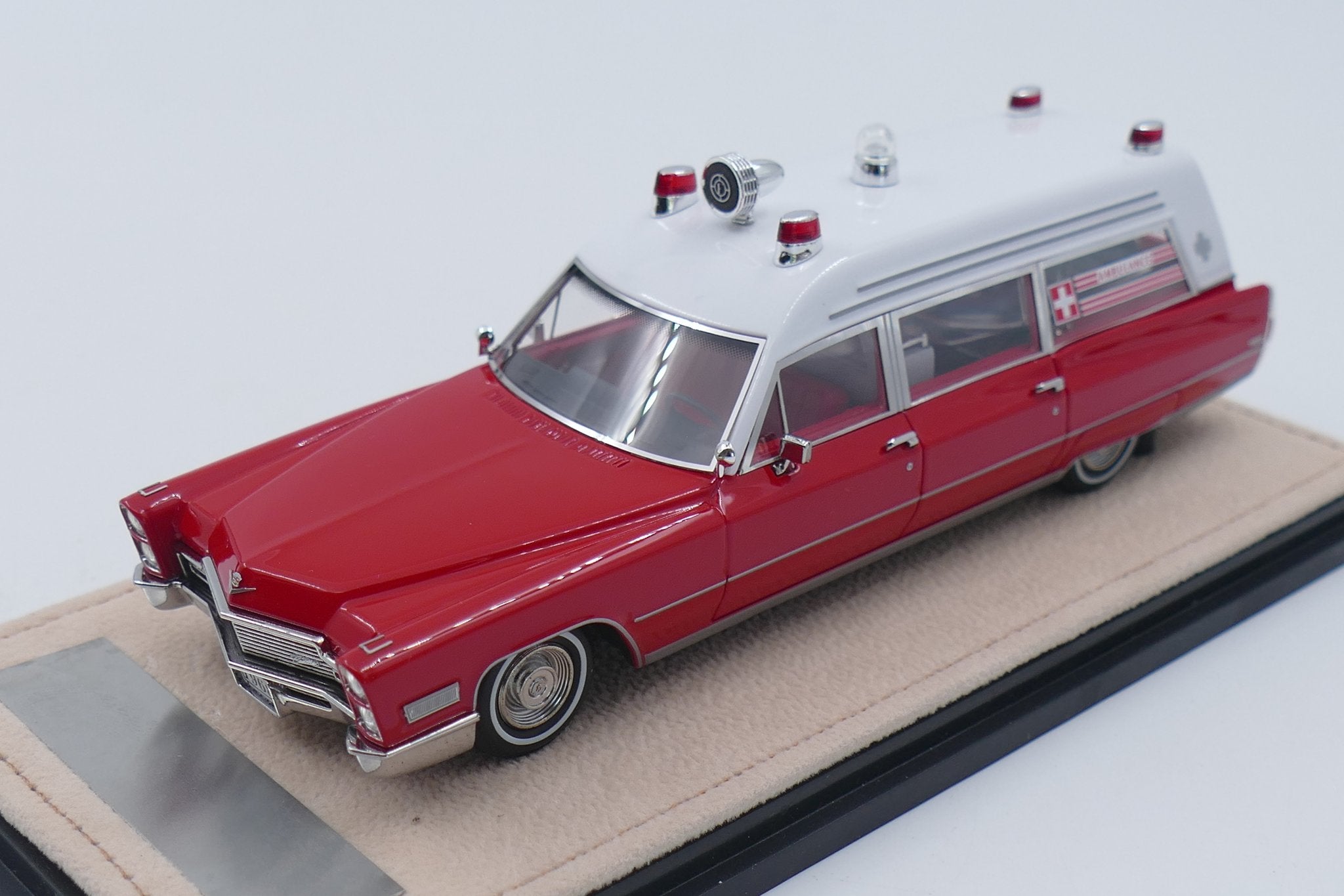 1968 Cadillac Miller-Meteor Ambulance – White/Red 1:43
