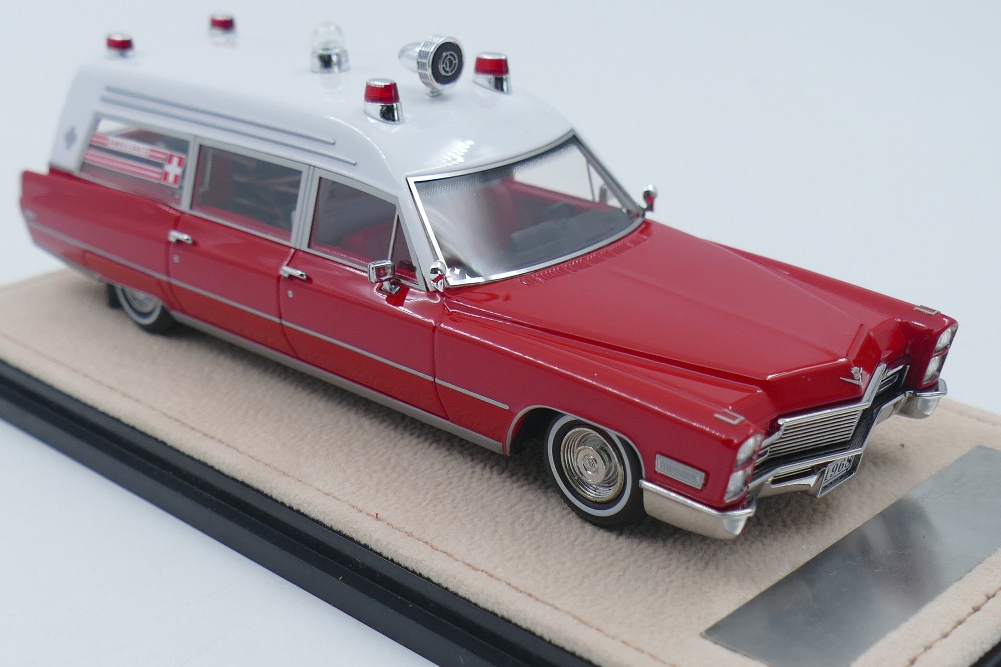 1968 Cadillac Miller-Meteor Ambulance – White/Red 1:43